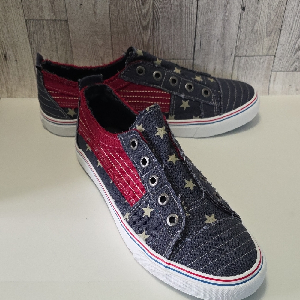 Blowfish Malibu Women's Sz 11M Slip On Tennis Shoe With Stars & Stripes Design